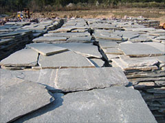 posa in opera di arredo urbano e pavimentazioni in pietra